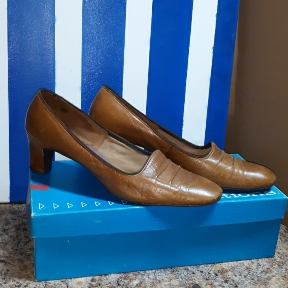 Vintage 1970s ladies leather heels. 8